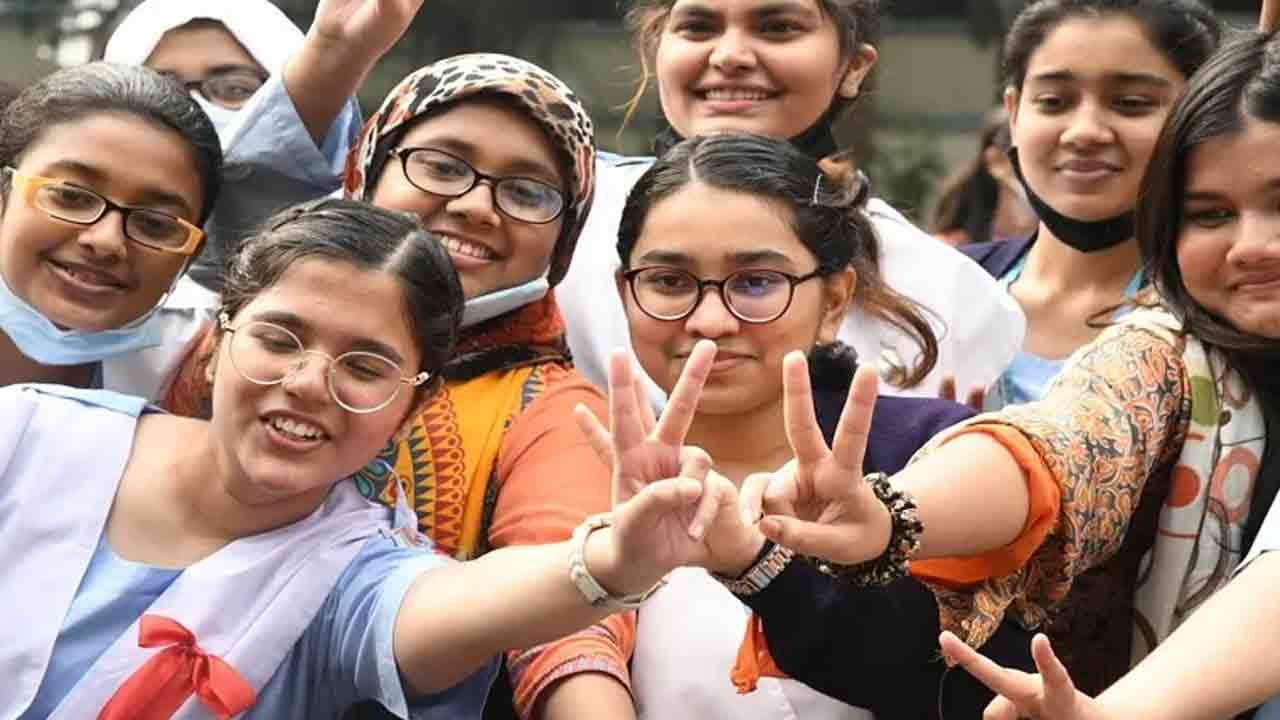 পাসের হার কমেছে, অর্ধেকে নেমেছে জিপিএ-৫