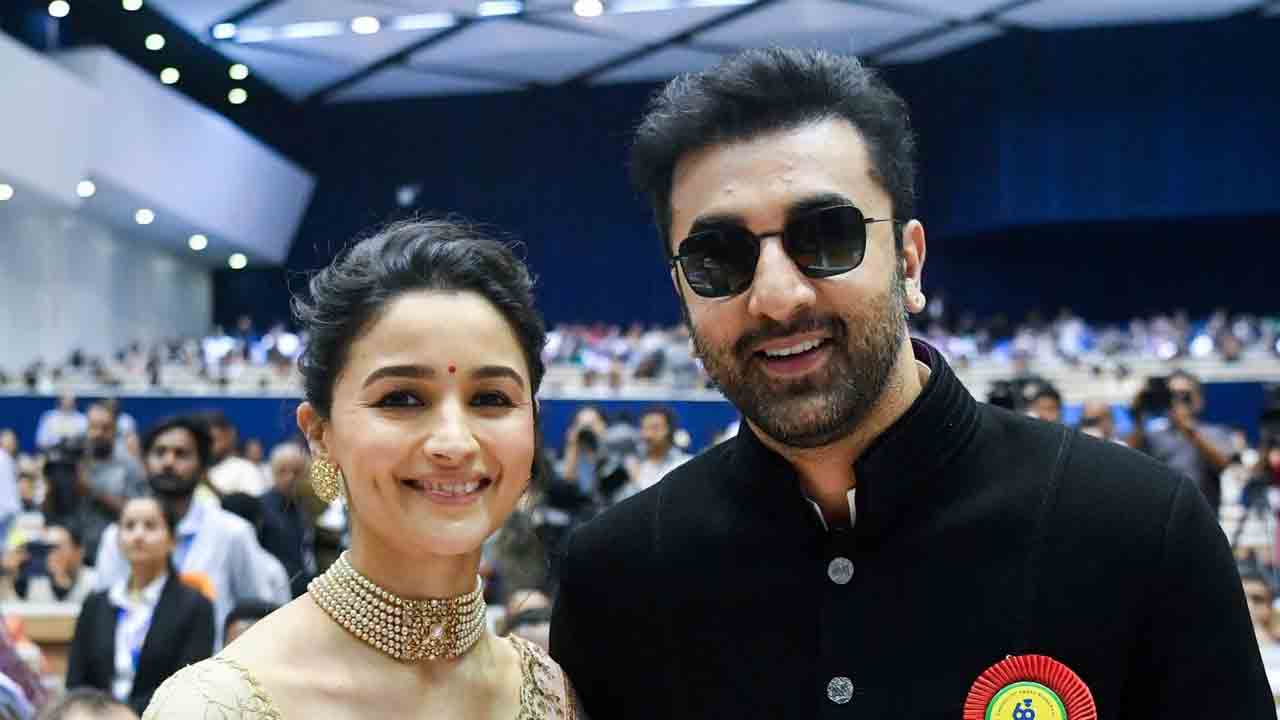 বাড়ি গেলে রণবীরকে পেটাবেন কেন আলিয়া