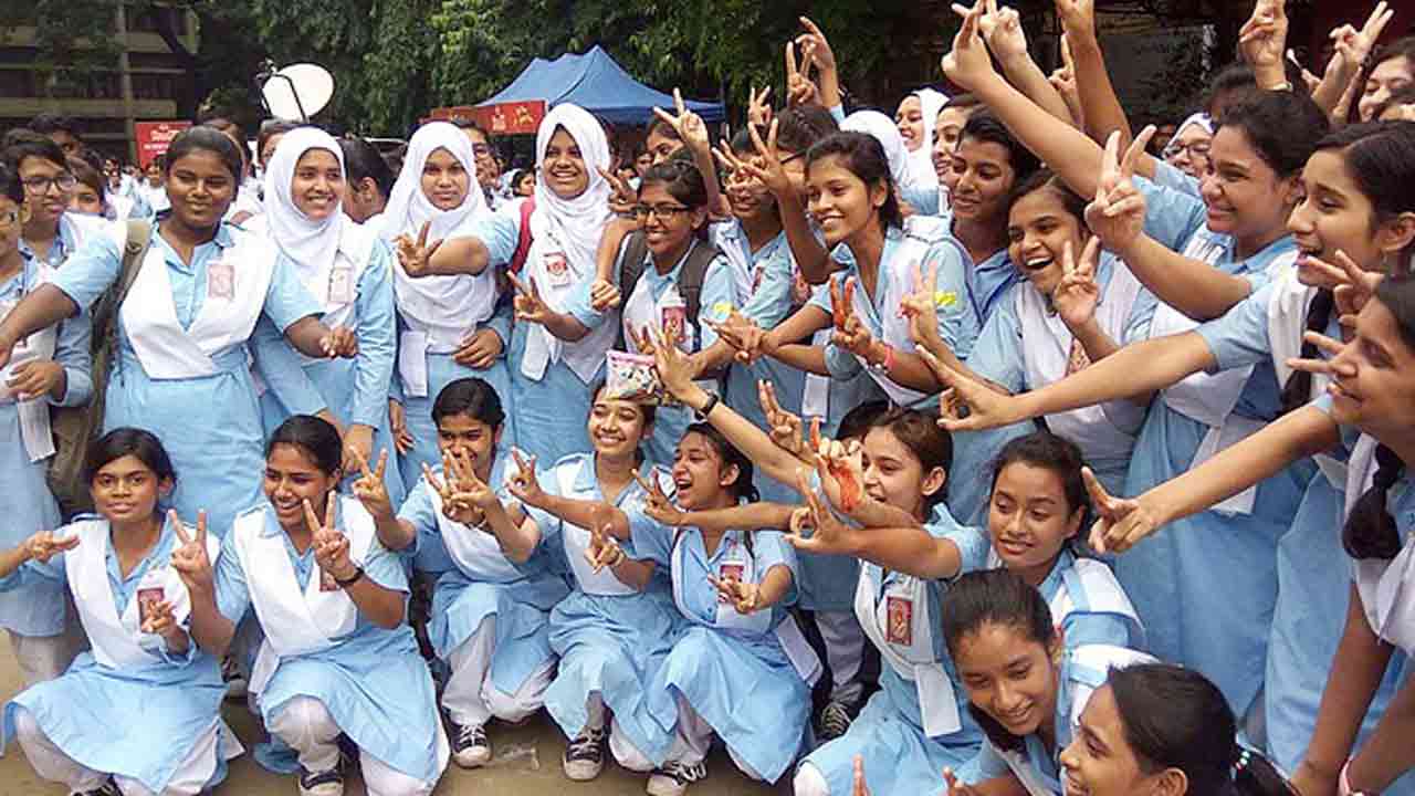 এইচএসসিতে পাসের হারে এগিয়ে মেয়েরা