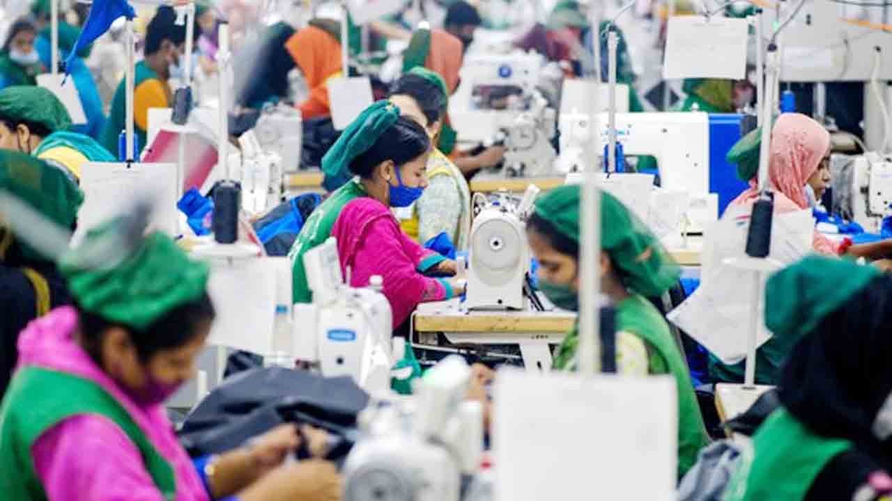 পোশাক শ্রমিকদের ন্যূনতম মজুরি সাড়ে ১২ হাজার টাকা চূড়ান্ত