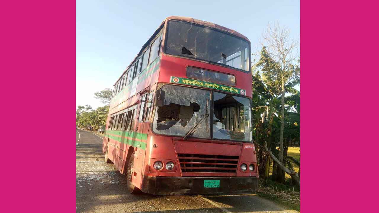 বিআরটিসি বাস ভাঙচুর করে পালাল হেলমেট বাহিনী