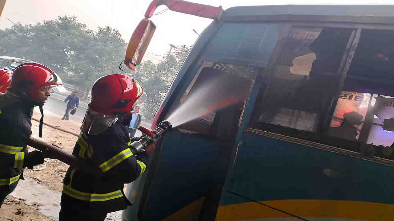 গাজীপুরে দুর্বৃত্তদের আগুনে পুড়লো বাস