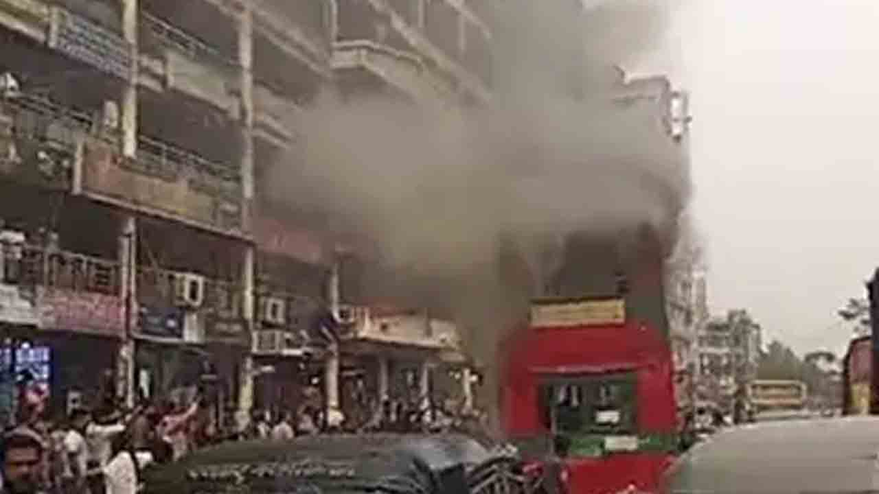 মিরপুরে বিআরটিসির দোতলা বাসে আগুন