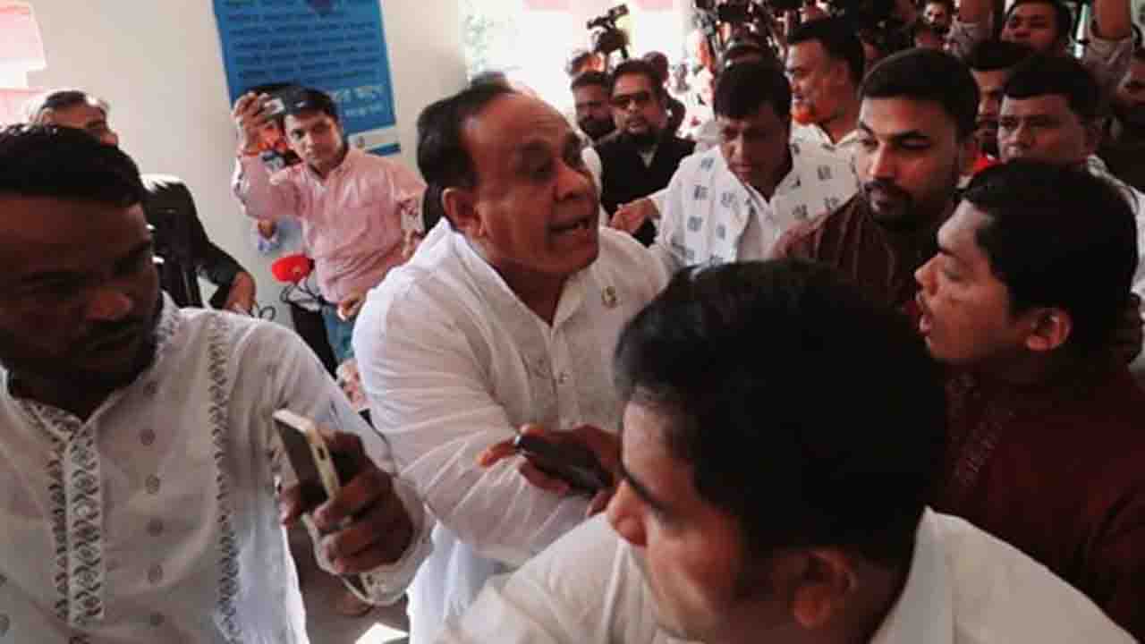 সাংবাদিকের ওপর চড়াও হলেন আওয়ামী লীগ প্রার্থী মোস্তাফিজ। ছবি: সংগৃহীত