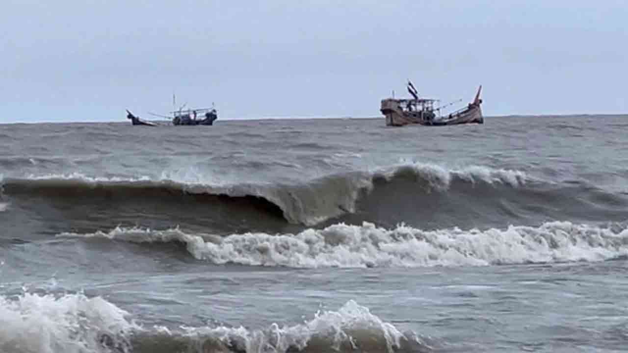 সাগরে নিম্নচাপ, সমুদ্র বন্দরে সতর্ক সংকেত জারি