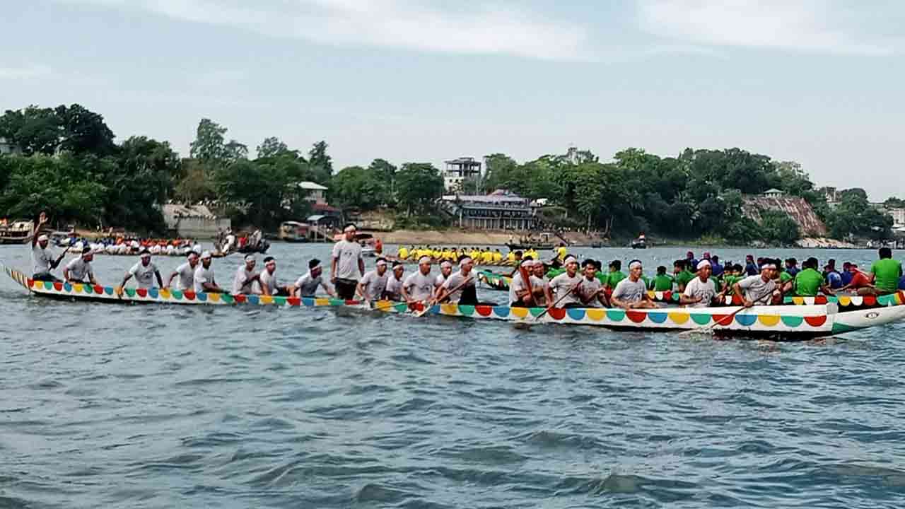 কাপ্তাই হ্রদে নৌকাবাইচ অনুষ্ঠিত