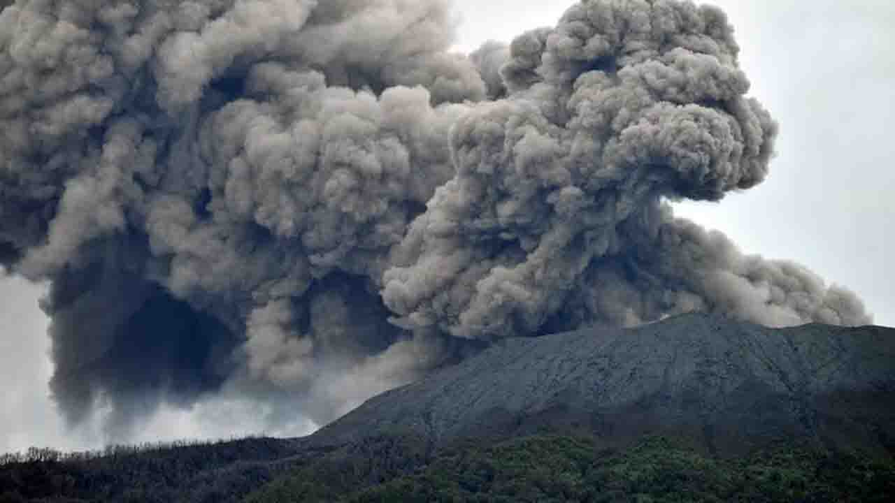 ইন্দোনেশিয়ায় অগ্নুৎপাতে ১১ পর্বতারোহীর মৃত্যু