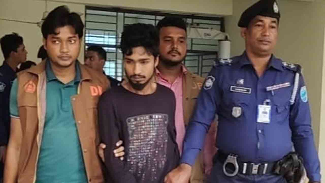 শরীয়তপুরে কুপ্রস্তাবে রাজি না হওয়ায় গৃহবধূকে অগ্নিদগ্ধকারী গ্রেপ্তার রাসেল পাহাড়। ছবি: দেশ টিভি