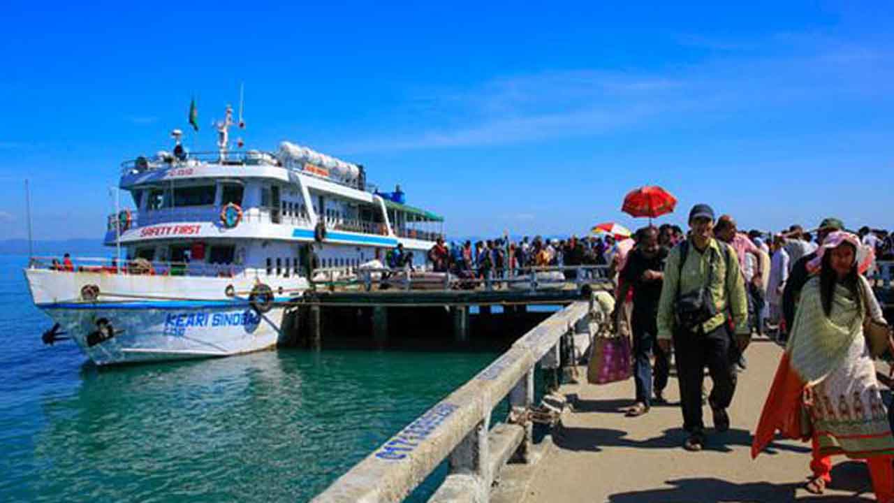 নৌযান না চলায় সেন্টমার্টিনে আটকা ৩০০ পর্যটক