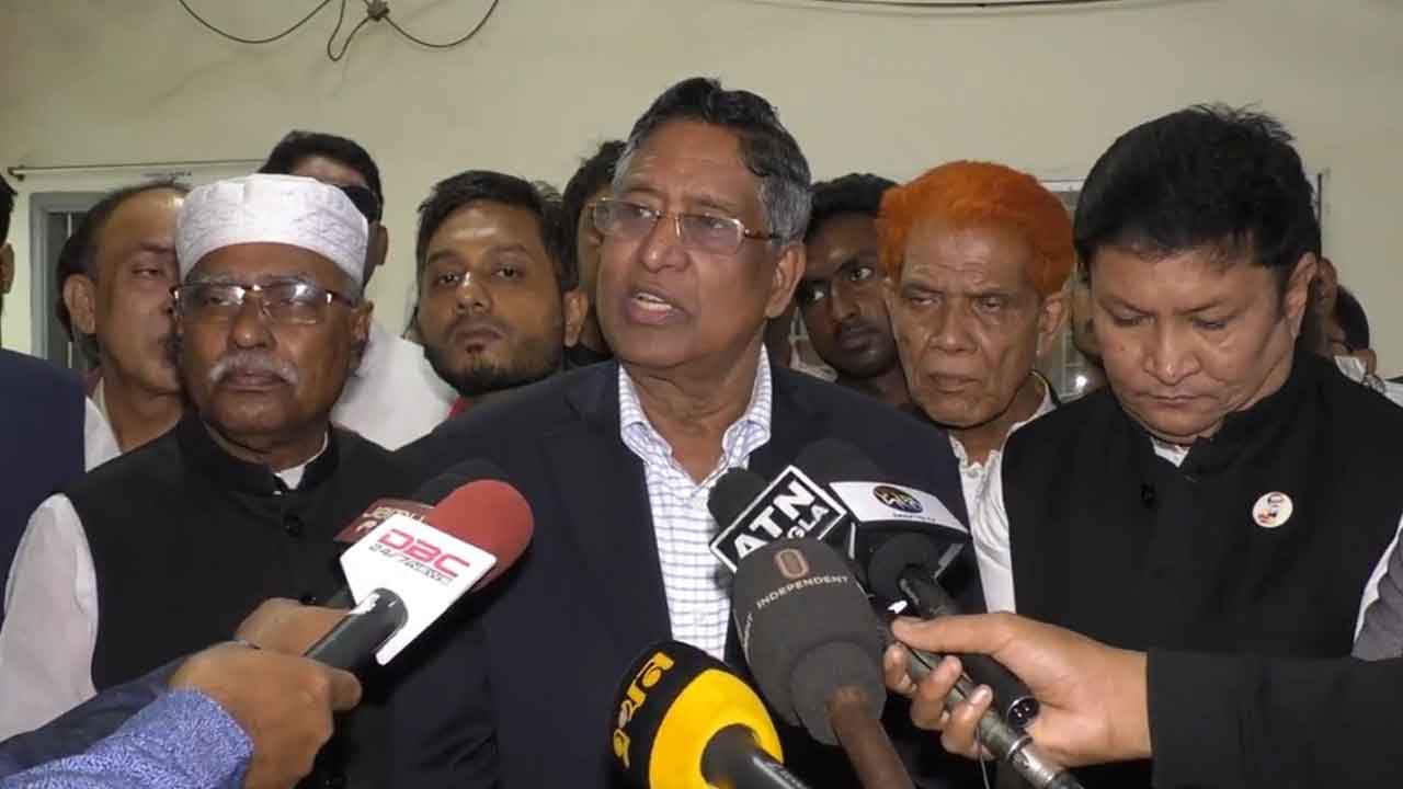 কথা বলছেন কৃষিমন্ত্রী আব্দুর রাজ্জাক