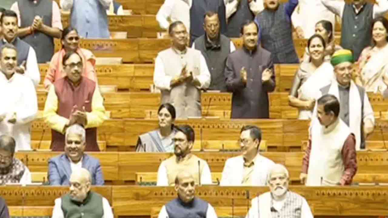 কেন্দ্রীয় দুই মন্ত্রীসহ বিজেপির ১০ এমপির পদত্যাগ