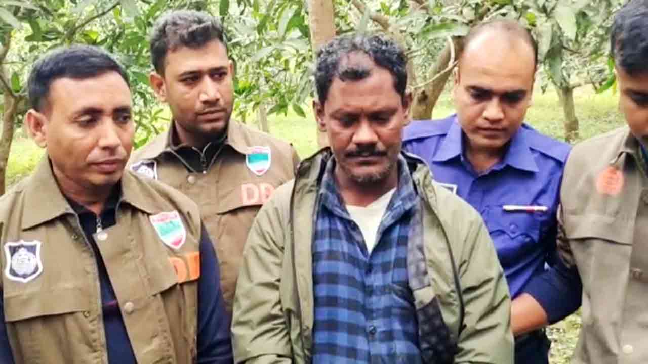 চুয়াডাঙ্গায় দেড় কোটি টাকার স্বর্ণের গহনাসহ পাচারকারী আটক