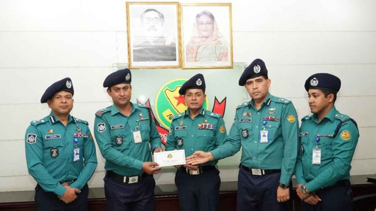 অগ্নিসংযোগ থেকে বাস রক্ষা করে পুরস্কার পেলেন ৩ পুলিশ