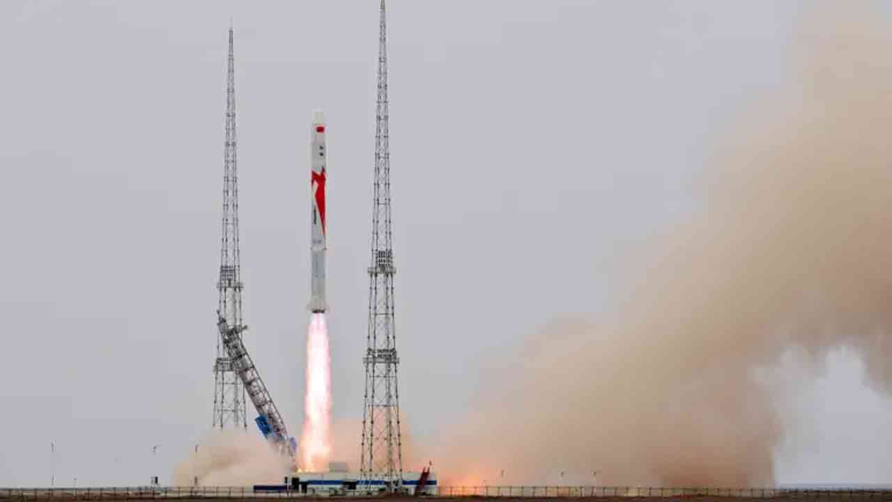 মহাশূন্যে তিনটি স্যাটেলাইট নিয়ে গেল মিথেন চালিত রকেট