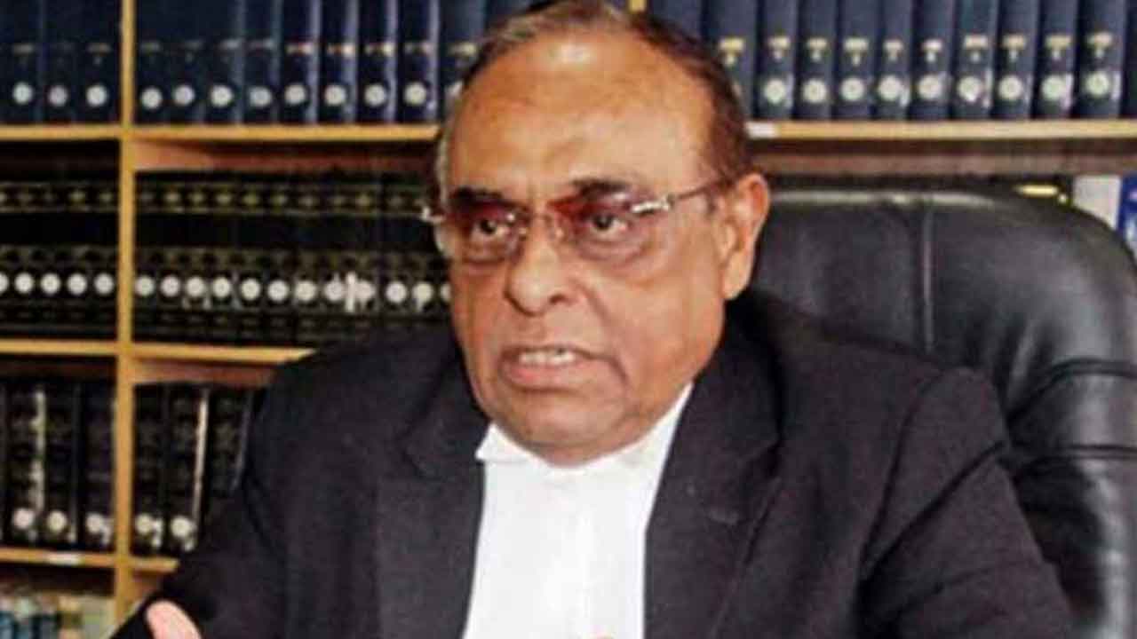 বাবা-মার কবরের পাশে শায়িত হবেন ব্যারিস্টার মঈনুল