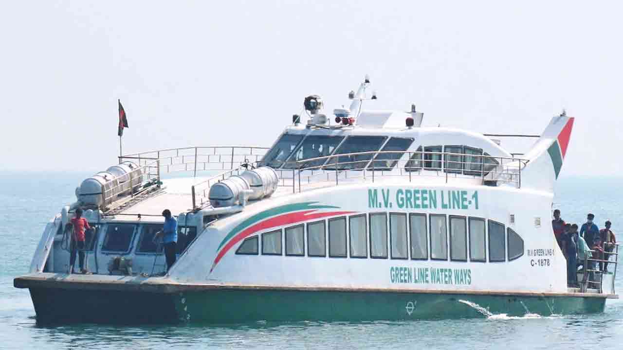 টেকনাফ-সেন্টমার্টিন নৌরুটে আটকা পড়েছে পর্যটকবাহী জাহাজ