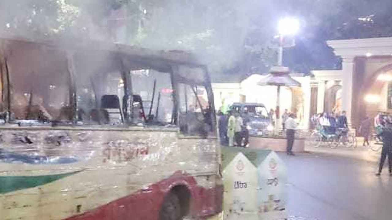 মতিঝিলে যাত্রীবাহী বাসে আগুন