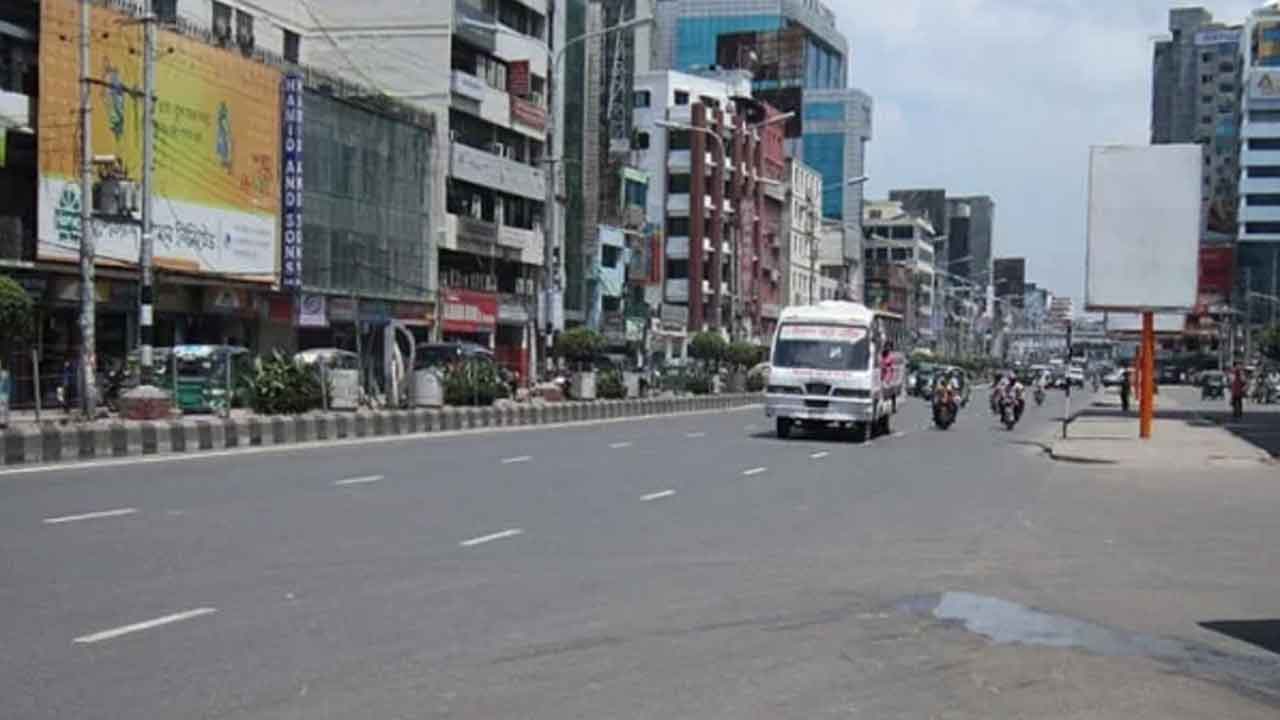 অবরোধে ঢাকায় যান চলাচল কম