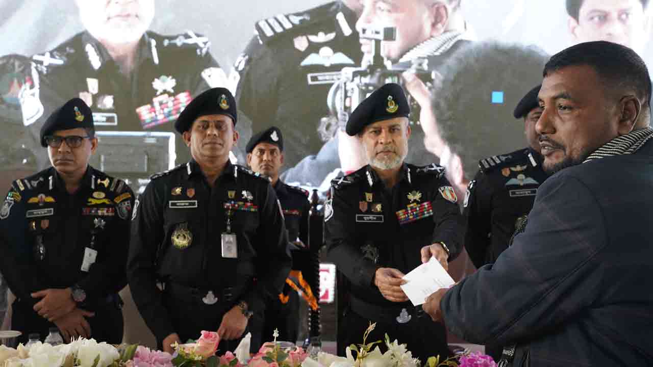 সর্বহারাদের প্রধানমন্ত্রীর আর্থিক অনুদান প্রদান