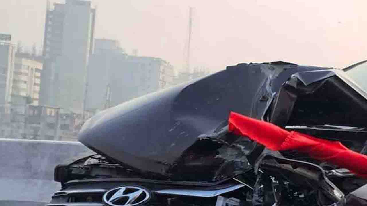 এলিভেটেড এক্সপ্রেসওয়েতে দুমড়ে-মুচড়ে গেল গাড়ি