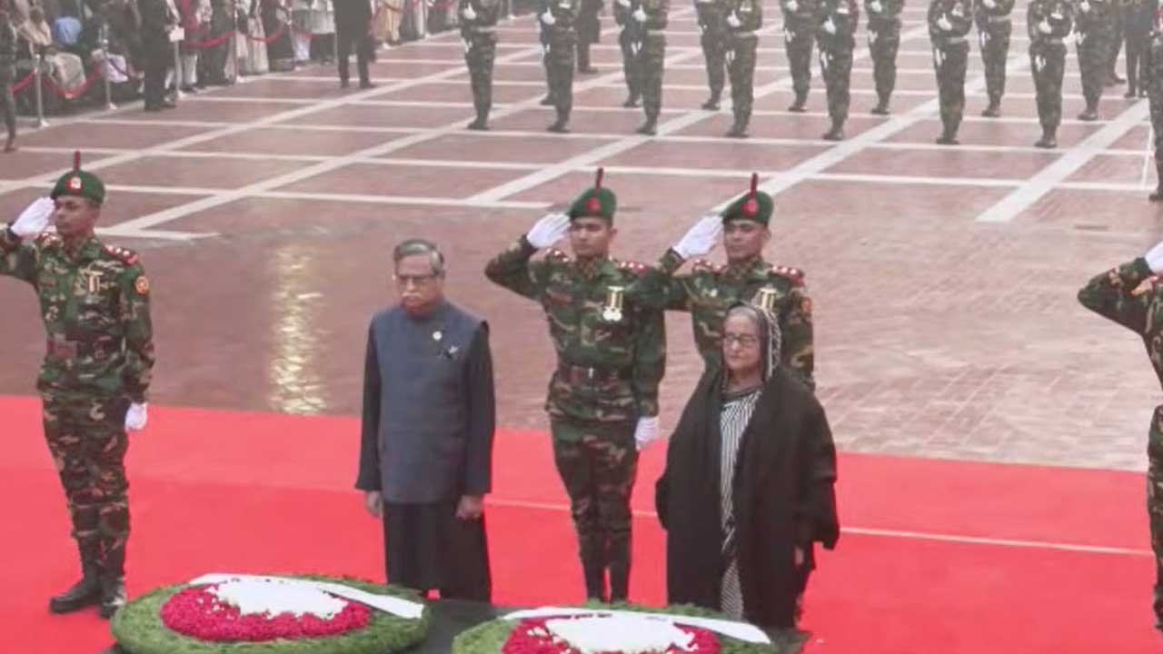 শহীদ বুদ্ধিজীবী স্মৃতিসৌধে রাষ্ট্রপতি ও প্রধানমন্ত্রীর শ্রদ্ধা