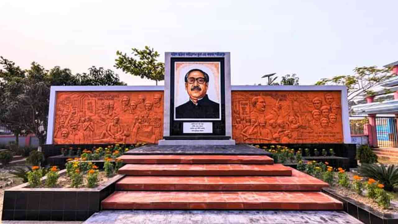 শরীয়তপুরে ‘বাংলার স্বাধীনতা; চেতনায় মুজিব’ ম্যুরালের উদ্বোধন