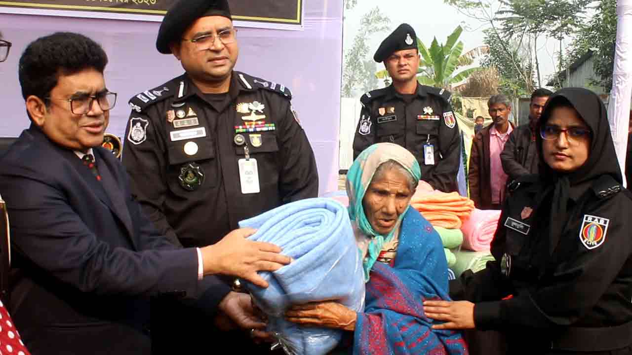 বুদ্ধিজীবী দিবসে শীতবস্ত্র বিতরণ করল র‍্যাব