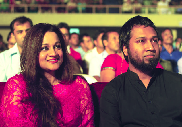 এক ফ্রেমে ফারজানা মুন্নী ও তাপস । ছবি: সংগৃহীত