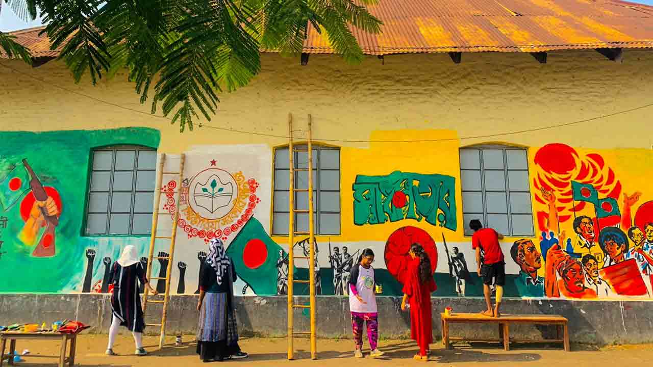 রং-তুলিতে মুক্তিযুদ্ধের গল্প বলছে খুদে শিল্পীরা