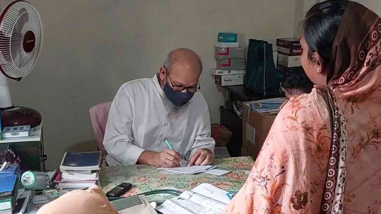 সনদ নেই, তবুও সর্বরোগের মস্ত বড় ডাক্তার!