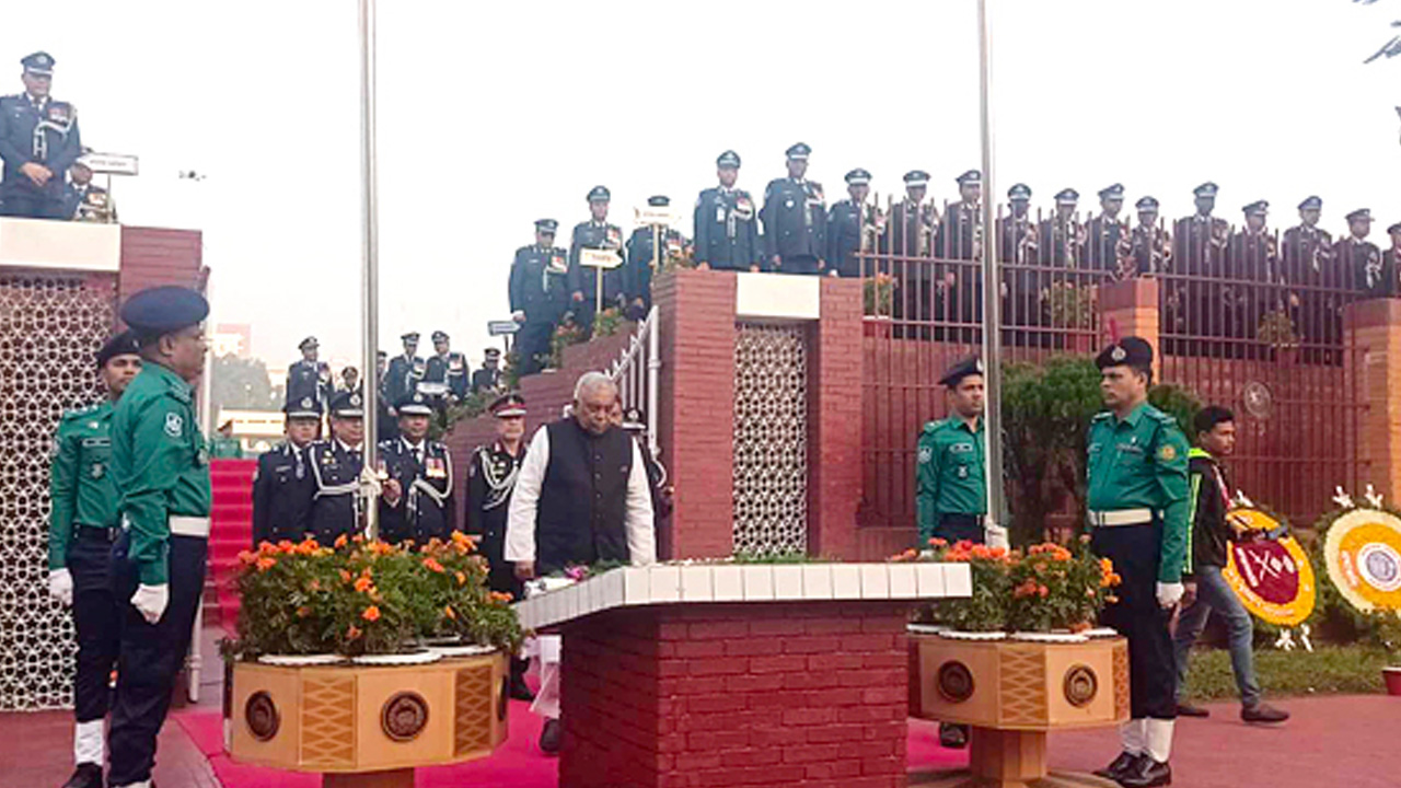 পুলিশ লাইন্স স্মৃতিসৌধে স্বরাষ্ট্রমন্ত্রী ও আইজিপির শ্রদ্ধা