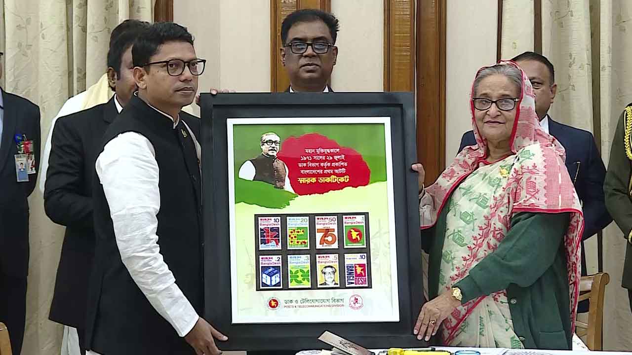 বিজয় দিবসের স্মারক ডাকটিকিট অবমুক্ত করলেন প্রধানমন্ত্রী