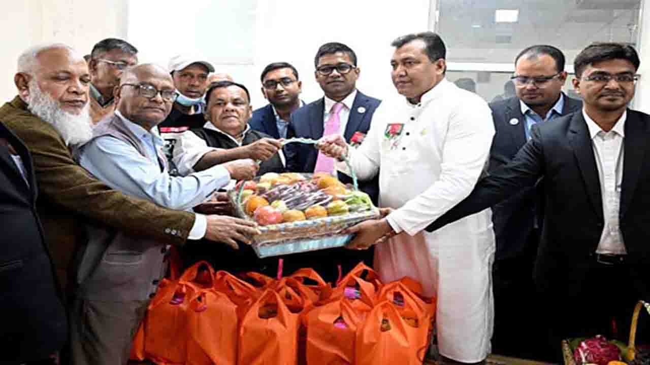 বীর মুক্তিযোদ্ধাদের উপহার পাঠালেন প্রধানমন্ত্রী