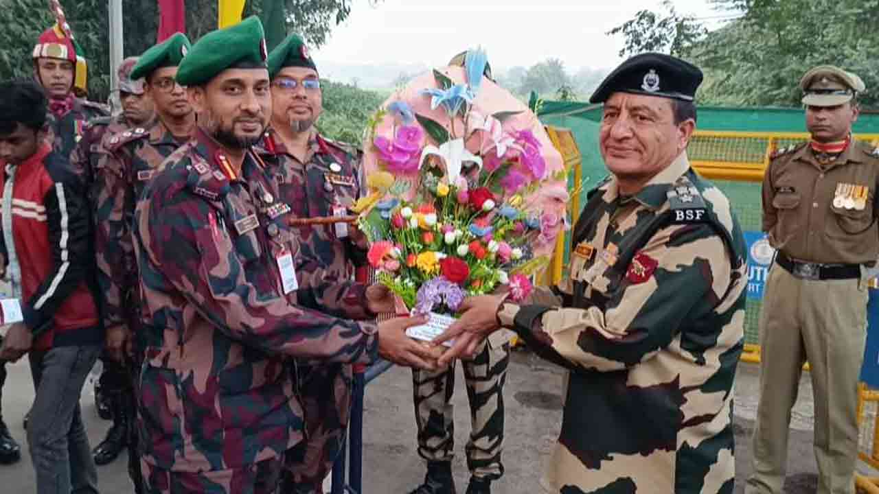 আখাউড়া চেকপোস্টে বিজিবি-বিএসএফের জয়েন্ট রিট্রিট সিরিমনি