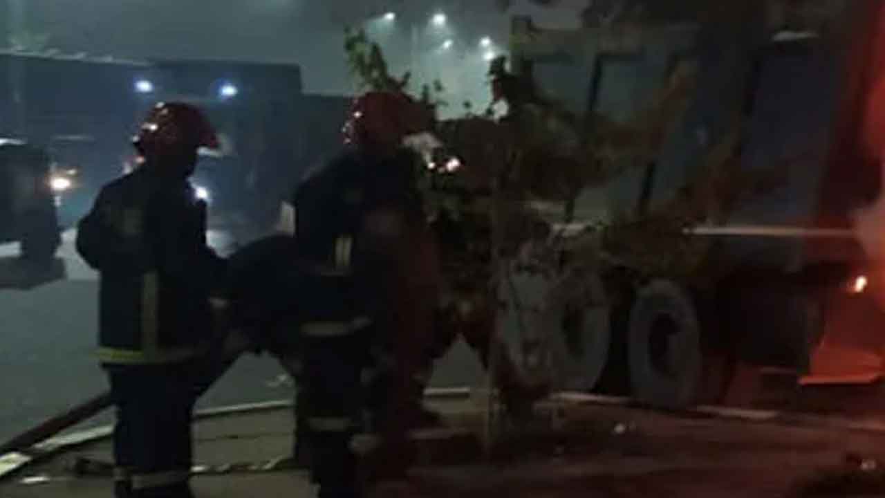 মোটরসাইকেল চাপা দেওয়া ময়লাবাহী ট্রাকে আগুন