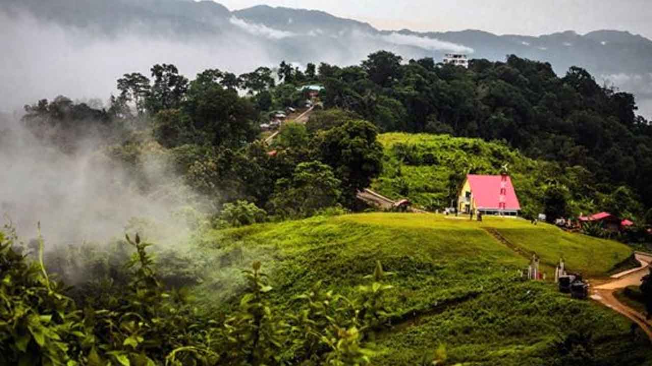 সাজেকে পর্যটকবাহী গাড়িতে ভাঙচুর ও গুলি ছুড়ল দুর্বৃত্তরা