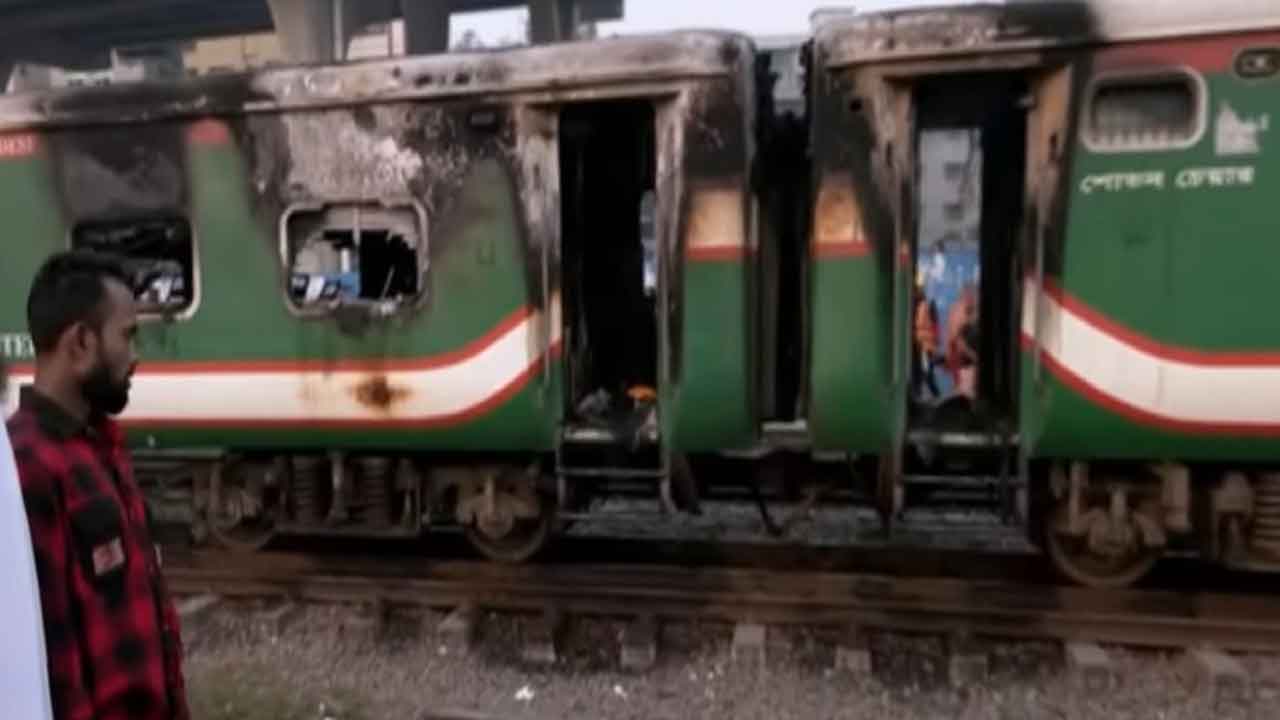 তেজগাঁওয়ে ট্রেনের আগুন নিয়ন্ত্রেণে, রেল যোগাযোগ স্বাভাবিক