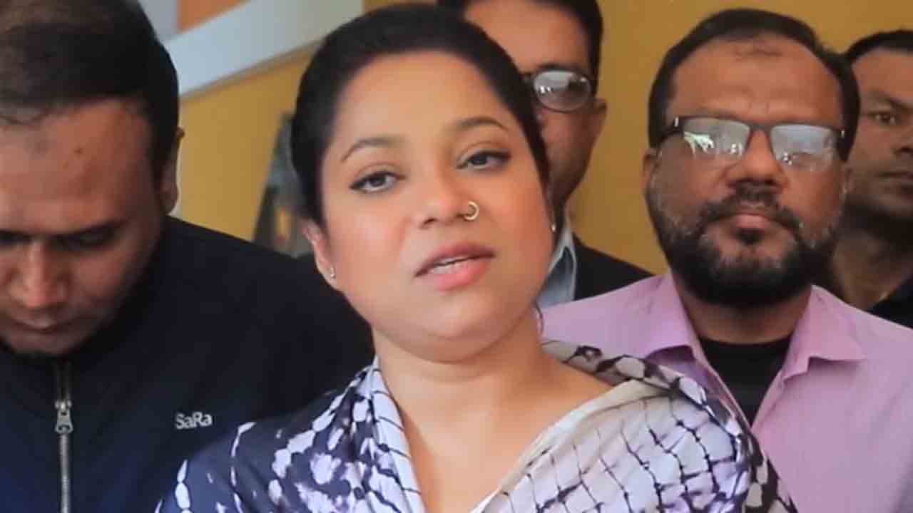 ডলি সায়ন্তনীকে নির্বাচন থেকে সরে দাঁড়াতে হুমকি 