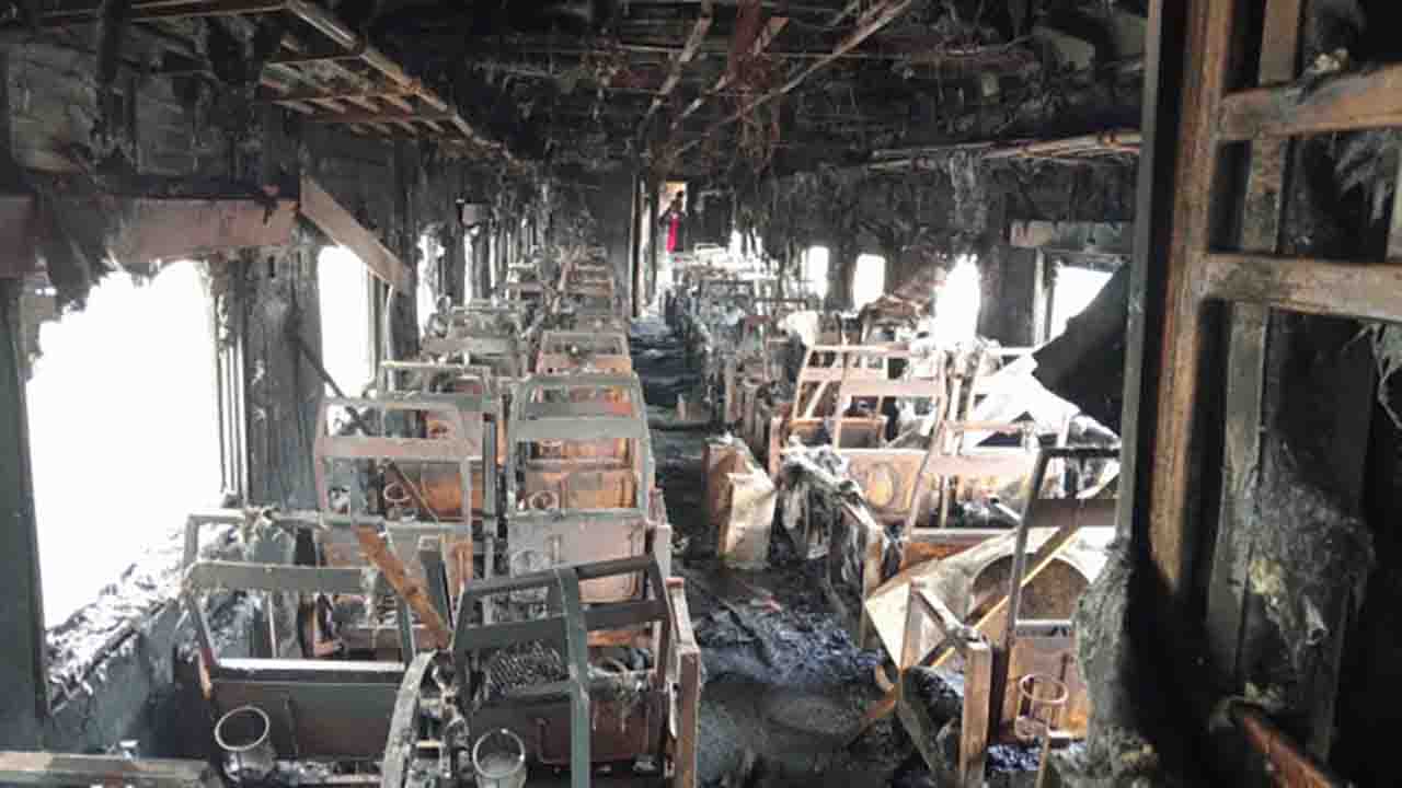 বিমানবন্দর স্টেশন থেকে ট্রেনে ওঠা ৩ ব্যক্তিকে নিয়ে সন্দেহ