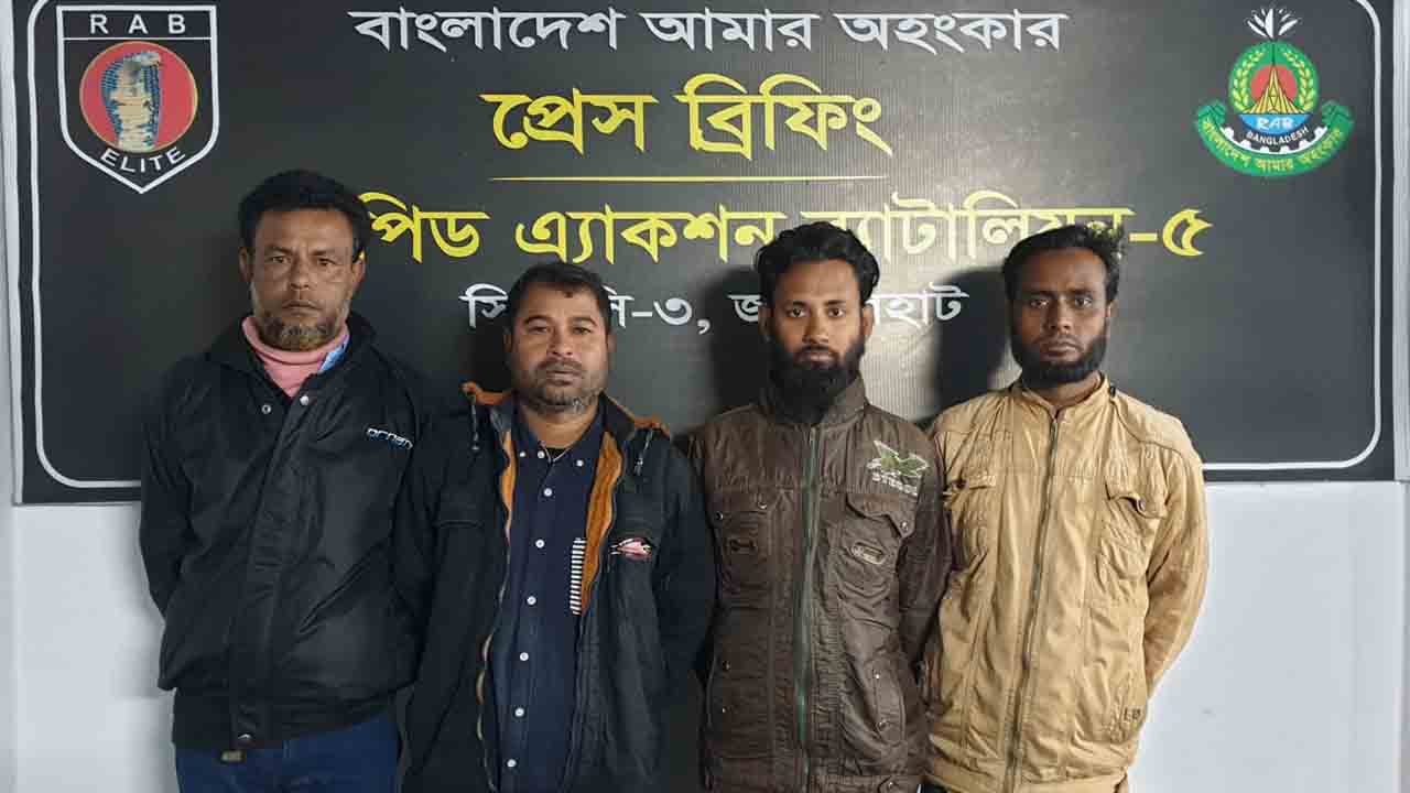 নওগাঁয় পর্নোগ্রাফি সংরক্ষণ ও বিক্রয় চক্রের ৪ সদস্য আটক 