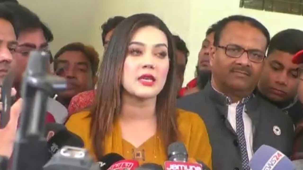 কথা বলছেন  চিত্রনায়িকা মাহিয়া মাহি