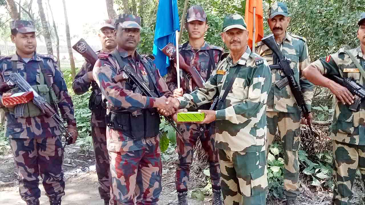 বিজিবি দিবসে বিএসএফকে মিষ্টি উপহার