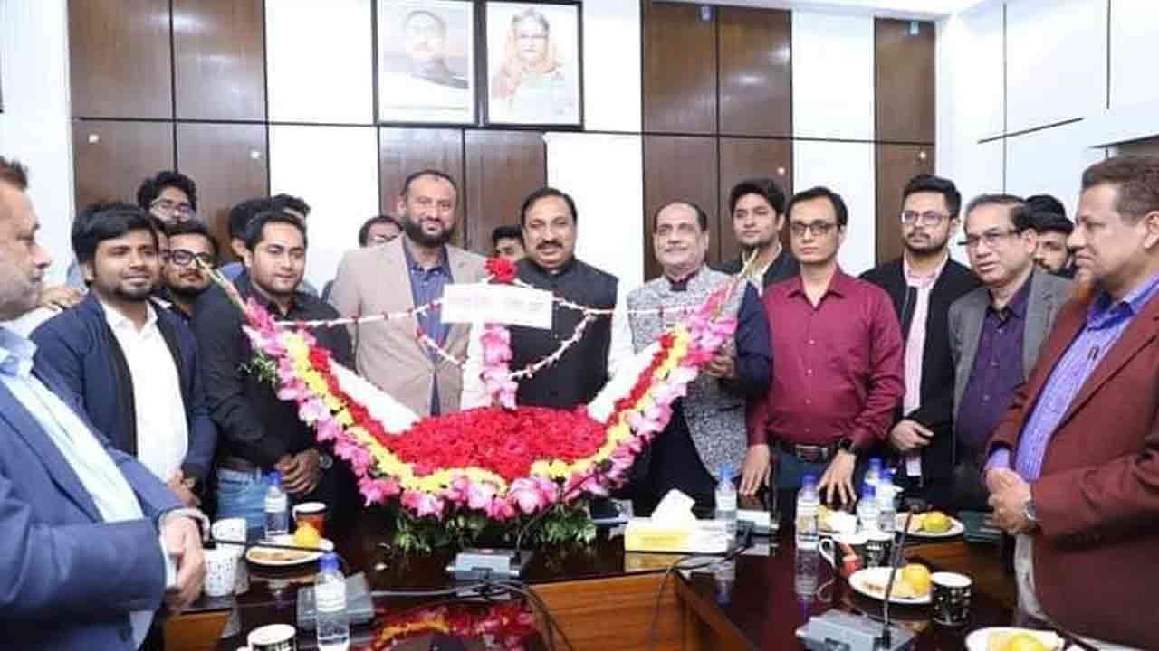 নিজাম হাজারীকে ফুলের নৌকা উপহার দিলেন চিকিৎসকরা