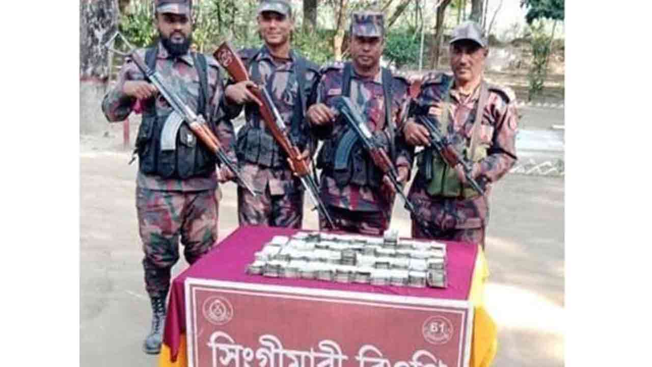 মাটির গর্ত খুঁড়ে মিলল সোয়া ২১ লাখ ভারতীয় রুপি