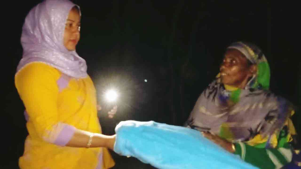 শীতের রাতে ঘরে ঘরে কম্বল পৌঁছে দিচ্ছেন নকলার ইউএনও