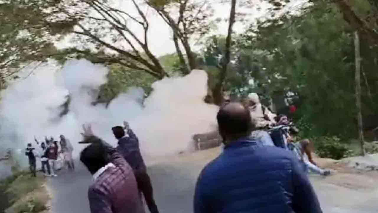 কালকিনিতে স্বতন্ত্র প্রার্থীর মিছিলে হাতবোমা নিক্ষেপ, আহত ১০ 