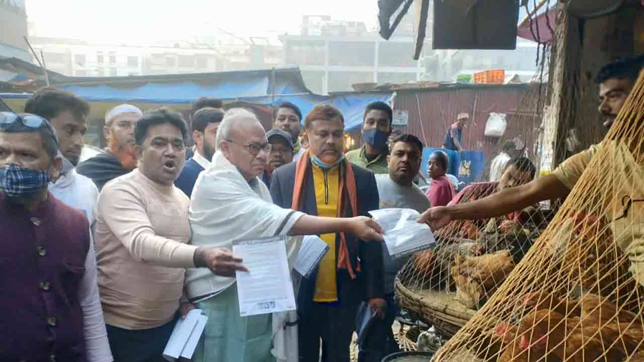ভোট বর্জনের আহ্বান জানাতে সাতসকালে কাঁচাবাজারে রিজভী