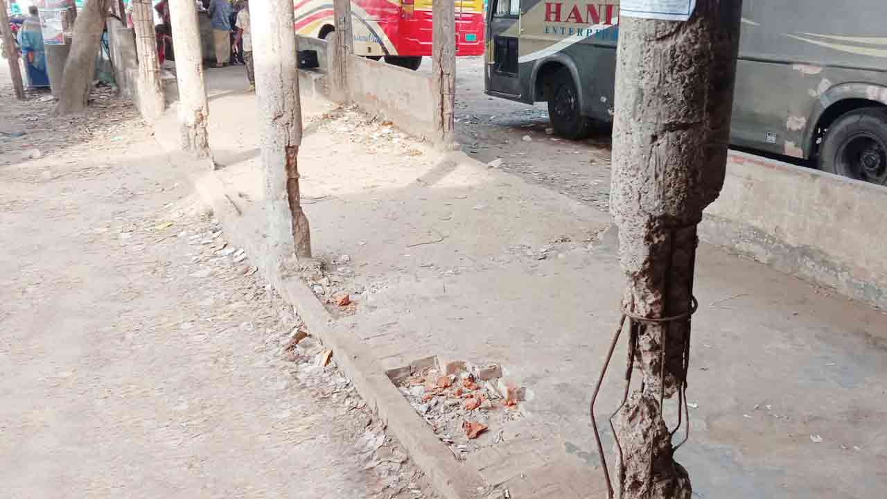 যেকোনো সময় ভেঙে পড়তে পারে যাত্রী ছাউনিটি