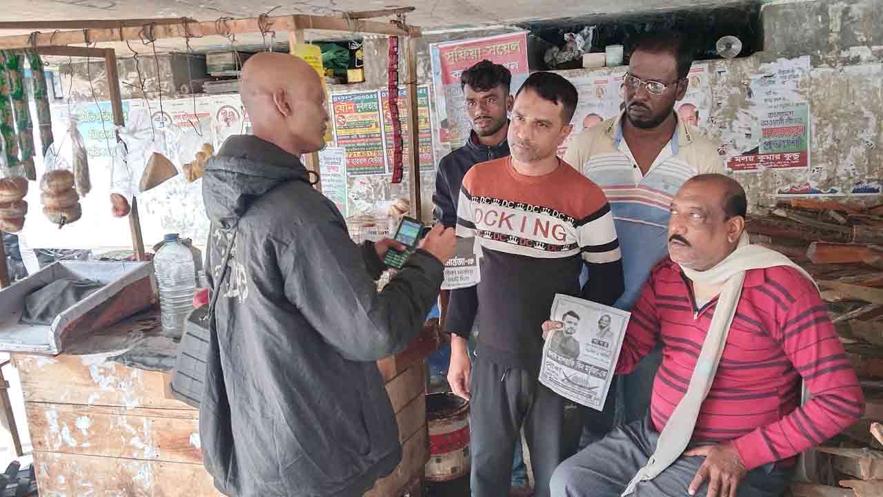 মাশরাফীর টানে ভোলার যুবক নড়াইলে এলেন লিফলেট নিয়ে