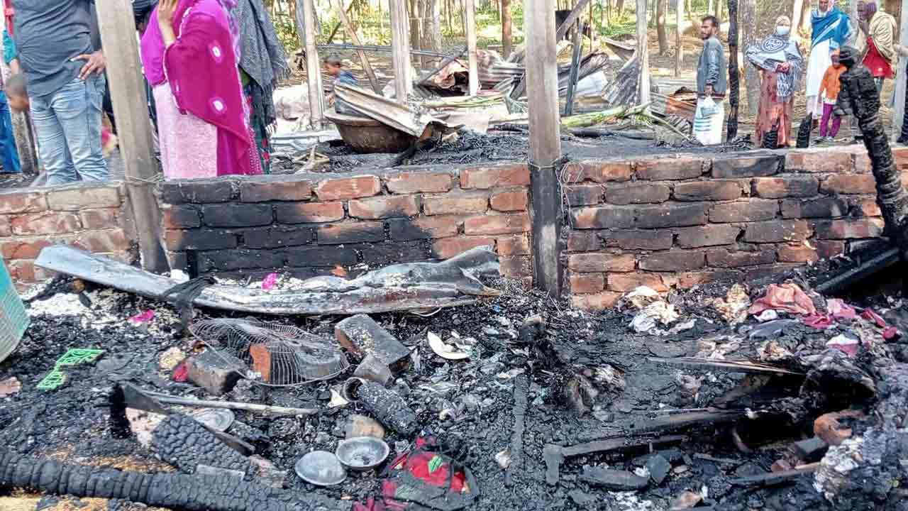 ময়মনসিংহে গভীর রাতে আগুনে পুড়ল ৯ ঘর, ২ গরু